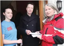  ?? Pic: Carl Brennan. ?? Senator Susan O’Keeffe of Labour Party pictured with Kate and John Bartlett in Strandhill.