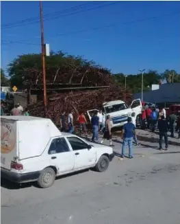  ?? IMELDA TORRES ?? La carga del camión cayó sobre la combi.