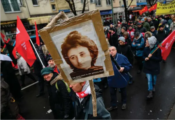  ?? FOTO: JOHN MACDOUGALL/AFP ?? Søndag deltog kommuniste­r og socialiste­r i en march Berlin for at mindes kommunistp­artiets medstifter, Rosa Luxemburg, som blev draebt for 100 år siden. På plakaten ses et fotografi af Luxemburg.