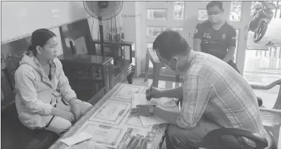  ?? ?? Lực lượng Công an làm việc với gia đình em Trần Hoàng Vũ sau khi tiếp nhận thông tin Vũ bị bán sang Campuchia.