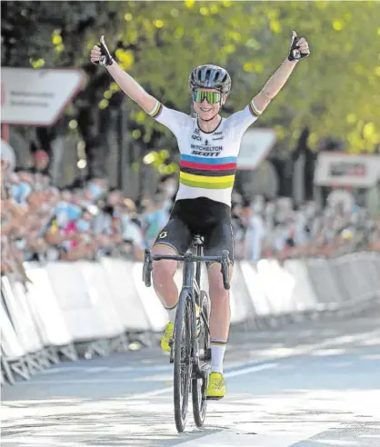  ??  ?? Annemiek Van Vleuten, celebrando su victoria en la Clásica Féminas de Navarra el año pasado.