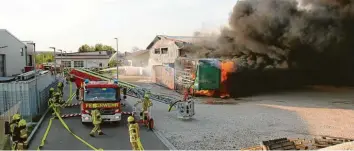  ?? Foto: Mario Obeser ?? In Waldstette­n hat am Freitag eine Lagerhalle gebrannt. Der Schaden liegt bei geschätzte­n 300 000 Euro. Die Ursache ist bislang völlig unklar.