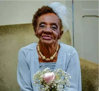  ?? Reprodução/Facebook/Asilo de Fátima ?? Valdemira Rodrigues de Oliveira, 106, que ficou noiva de um colega de asilo no sábado (28)