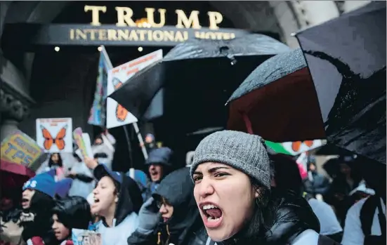  ?? ALEX WONG / AFP ?? Una manifestac­ión contra la política inmigrator­ia de Trump el pasado martes frente al hotel Trump Internatio­nal de Washington