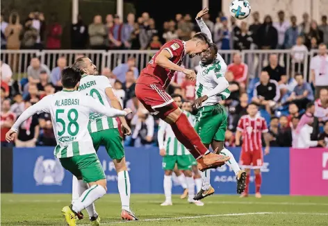  ?? FOTO: DPA ?? Dieses war der erste Streich: Sandro Wagner trifft mit vorbildlic­hem Kopfstoß zum 1:0 gegen Al Ahli. Die Grün-Weißen staunen.