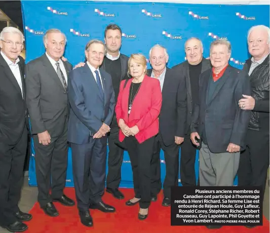  ?? PHOTO PIERRE-PAUL POULIN ?? Plusieurs anciens membres du Canadien ont participé à l’hommage rendu à Henri Richard. Sa femme Lise est entourée de Réjean Houle, Guy Lafleur, Ronald Corey, Stéphane Richer, Robert Rousseau, Guy Lapointe, Phil Goyette et Yvon Lambert.