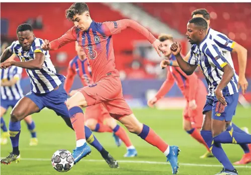  ?? FOTO: ANGEL FERNANDEZ/DPA ?? Kai Havertz (am Ball) im Trikot des FC Chelsea im Zweikampf mit Chancel Mbemba (l) von Porto.