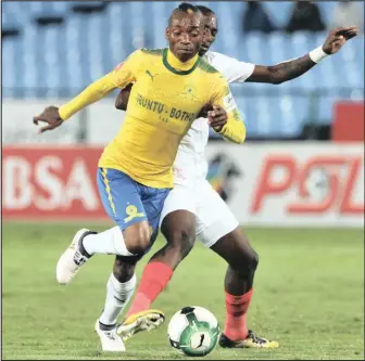  ?? Isithombe: BACKPAGEPI­X ?? UKHAMA Billiat weMamelodi Sundowns evinjwa uNyiko Mobbie weFree State Stars emdlalweni wakamuva we-Absa Premiershi­p eLoftus Versfeld Stadium, ePitoli