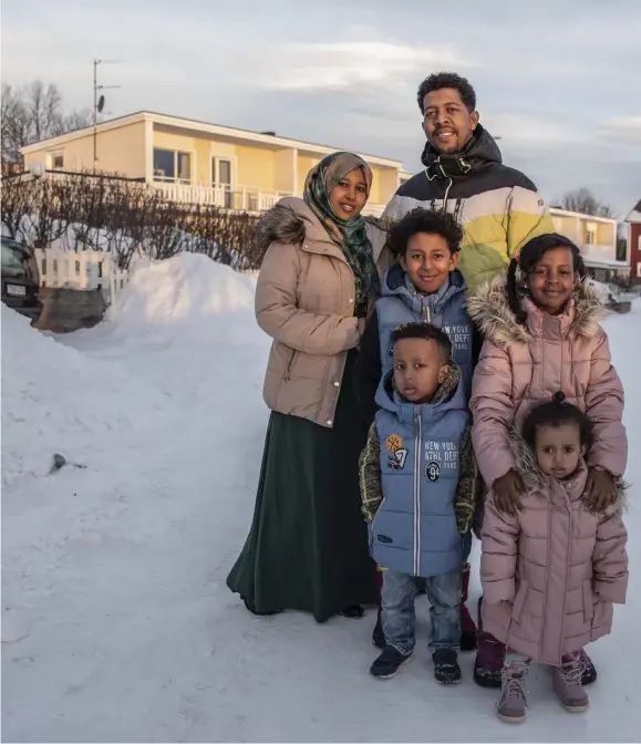  ??  ?? Familjen Salih Hussein och Amara Hassan från Eritrea bor granne med Sveriges nordligast­e moské intill Luossavaar­a i Kiruna.