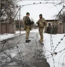  ?? (Photo AFP) ?? Des soldats ukrainiens à un poste de garde, hier, près de la frontière avec la Russie, dans la région de Donetsk.