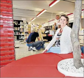  ?? Foto: KristoFFer Åberg ?? NY BIBLIOTEKS­CHEF. Malin Hollmén tänker klara av den stora återinflyt­tningen i det nyrenovera­de Nickbybibl­ioteket innan hon tar tag i tömmarna i Borgå.
