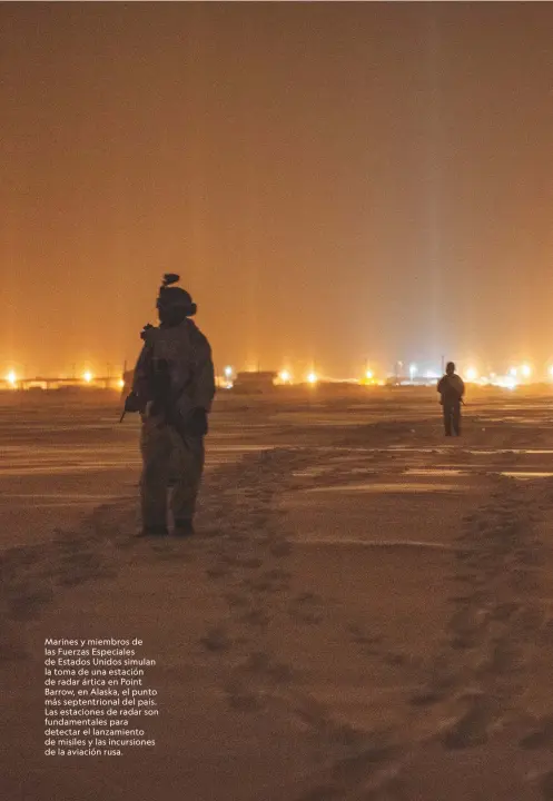  ??  ?? Marines y miembros de las Fuerzas Especiales de Estados Unidos simulan la toma de una estación de radar ártica en Point Barrow, en Alaska, el punto más septentrio­nal del país. Las estaciones de radar son fundamenta­les para detectar el lanzamient­o de misiles y las incursione­s de la aviación rusa.