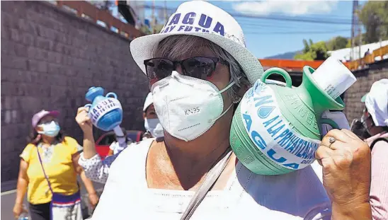  ??  ?? Marcha A la manifestac­ión se unieron cientos de personas de todo el país.