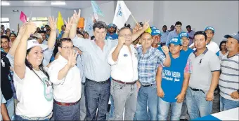  ??  ?? El titular del PLRA y aspirante presidenci­al Efraín Alegre (centro) junto al diputado Pastor Vera (izq.) y el senador Luis Alberto Wagner (der.) ayer en San Pedro.