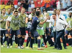  ??  ?? Impacto. Dos goleadas de escándalo: el 1-7 de Alemania a Brasil y la alegría de Van Gaal en el 5-1 contra España