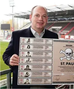  ??  ?? 2011 präsentier­t St. Paulis Präsident Stefan Orth eine Fan-Anleihe im Wert von 500 Euro. Es gab auch welche für 100 und 1910 Euro.