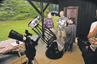  ?? BY CHRIS KAGY ?? NOVAC’s Ralph Marple explains to Mike Del Grosso and Alex Kagy how his 14-inch telescope works.