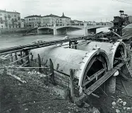  ??  ?? Lungo il fiume I lavori che hanno portato alla creazione del lundadige tra ponte Garibaldi e ponte Pietra