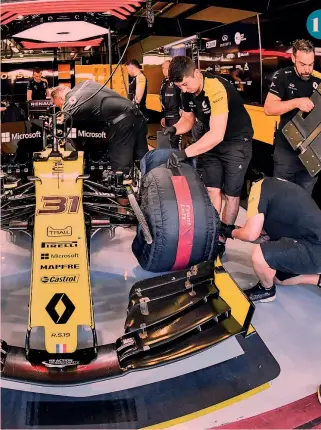  ?? AFP ?? 1
Fermi ai box 1) Tecnici e meccanici intorno alla Renault di Esteban Ocon (23 anni) nei test di Abu Dhabi di fine 2019;
2) La sede di Viry-Chatillon, vicino a Parigi, dove si costruisco­no le power unit; 3) Daniel Ricciardo, 30 anni, ha già firmato con la McLaren per il 2021