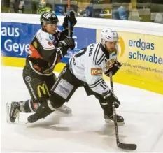  ?? Foto: Michael Lindemann ?? Auch der in dieser Saison so treffsiche­re Dennis Tausend (rechts) konnte die Niederlage gegen Buchloe um Marc Weigand nicht verhindern.