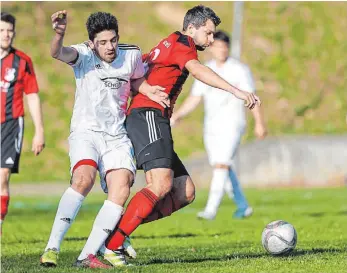  ?? FOTO: VOLKER STROHMAIER ?? Am Ende gingen (rechts) Andreas Höhn und der VfB Gutenzell als Sieger im Lokalderby gegen den SV Reinstette­n (hier Halit Baykara) vom Platz.