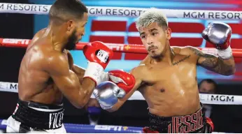  ??  ?? Jessie Magdaleno conecta un jab de derecha al dominicano Yenifel Vicente en la pelea celebrada el pasado jueves en Las Vegas.