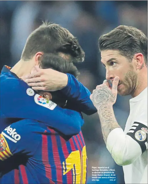  ?? FOTO: AP ?? Piqué, imperial en el Santiago Bernabéu, y Messi, se abrazan en presencia de Sergio Ramos después de un triunfo que acerca al Barça a otra Liga
