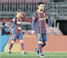  ?? /EFE. ?? Los jugadores del equipo azulgrana, incluido su capitán Leo Messi (10), resintiero­n anímicamen­te la dolorosa derrota.