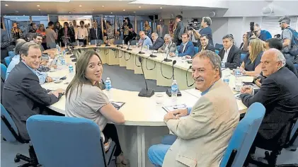  ??  ?? Pasado. Vidal con Schiaretti, Lifschitz y otros gobernador­es en una reuniín en febrero.