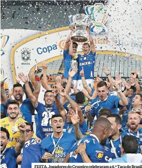  ??  ?? FESTA. Jogadores do Cruzeiro celebraram a 6.ª Taça do Brasil