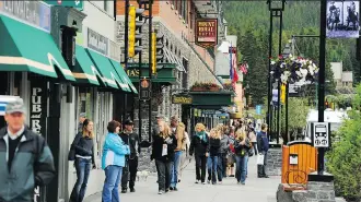  ?? FILES ?? Tourists are expected to flock in large numbers to Banff again this summer, and local businesses are kicking off their search for seasonal workers with a job fair Thursday afternoon.