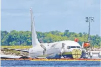  ??  ?? Pasajeros. En el avión viajaban civiles y militares procedente­s de la base de Guantánamo, en Cuba.