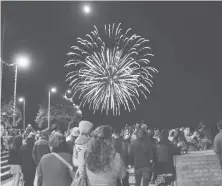  ??  ?? EL LANZAMIENT­O de fuegos artificial­es en el fuerte de Nacimiento para Año Nuevo es una tradición que ya viene desde hace varias temporadas.