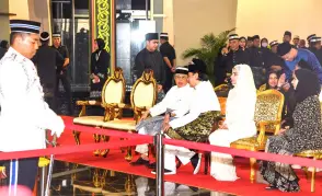  ?? — Penerangan photo ?? Sarawak Premier Datuk Patinggi Tan Sri Abang Johari Tun Openg (left) chats with Taib’s son Datuk Seri Mahmud Abu Bekir at the DUN Complex. Taib’s wife Datuk Patinggi Raghad Kurdi is at second right.