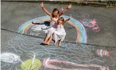  ??  ?? Emily, 7, und Pia, 4, aus Karlsfeld haben dieses schöne Regenbogen Meer Gemälde bei ihrem Opa in Augsburg gemalt.