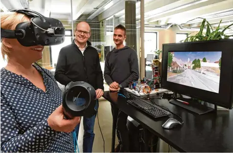  ?? Foto: Bernhard Weizenegge­r ?? Kai Thomas und Stefan Berner von Xcyde zeigen das virtuelle Modell eines möglichen Stadttors in Leipheim. Via VR Brille können die Beobachter sogar den Stadtberg hinauf und durch das Tor laufen.