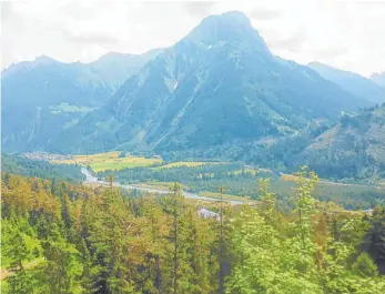  ?? FOTOS: ELMAR HAEFELE ?? Immer wieder gibt der Bergwald den Blick frei auf den im Tal fließenden Lech.
