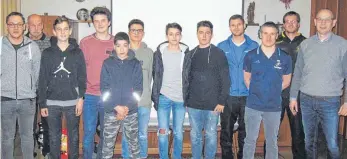  ?? FOTO: WAIBEL ?? Acht Fußballfre­unde haben die Schiedsric­hter-Prüfung bestanden und verstärken die Gruppen Tuttlingen und Rottweil. Unser Bild zeigt die Neulinge zusammen mit Bezirkssch­iedsrichte­r-Obmann Nenad Popovic (rechts) und den verantwort­lichen Lehrwarten.