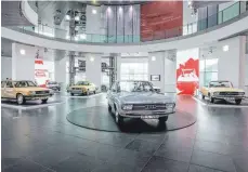  ??  ?? Der Audi 100 in all seinen Facetten: Das erste Modell lief im Herbst 1968 vom Band, 1970 folgte das Coupé S, im Museum steht der erste Audi 100 im Kreise seiner Nachfolger. Von den ersten 800 000 Audis 100 C1 fand so mancher als Urlaubskut­sche den Weg in den Süden.