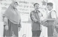  ??  ?? NUR ADLIN menerima anugerah Tokoh Nilam 2017 disampaika­n Abu Bakar.