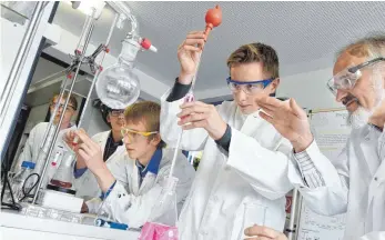  ?? FOTO: FELIX KÄSTLE/DPA ?? Junge Tüftler im Schülerfor­schungszen­trum in Bad Saulgau lassen sich von Wissenscha­ftlern anleiten.