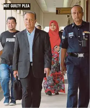  ?? BERNAMA PIC ?? Former Kota Tinggi member of parliament Datuk Noor Ehsanuddin Mohd Harun Narrashid (second from left) arriving at the Sessions Court in Kuala Lumpur yesterday.