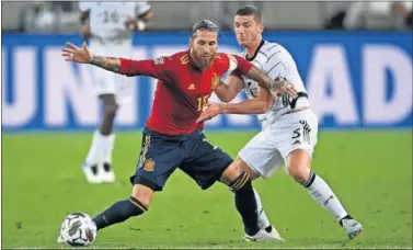  ??  ?? Sergio Ramos, junto a Robin Gosens disputando un balón durante el Alemania-España del pasado jueves.