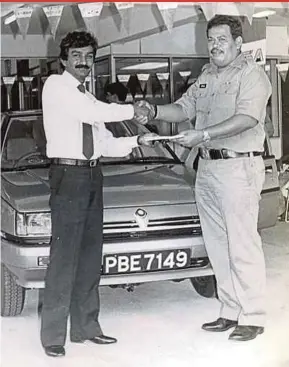  ?? FILE PIX ?? Ismail Jaafar (right) winning a Proton Saga in 1985.