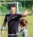  ??  ?? Trainer Dennis Galleski weiß, was ein guter Spieler braucht, um in der Bundes liga mithalten zu können.