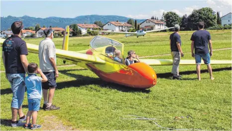  ?? FOTO: LÖSCHBERGE­R ?? Einmal im Segelflugz­eug über Isny fliegen – diese Möglichkei­t haben mehr als 40 Kinder am Samstag wahrgenomm­en.