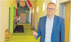  ??  ?? Bürgermeis­ter Walz im Foyer des Hauses für Kinder, das zum Großteil renoviert ist. Hinten ist der Übergang zu Bauabschni­tt zwei zu sehen.