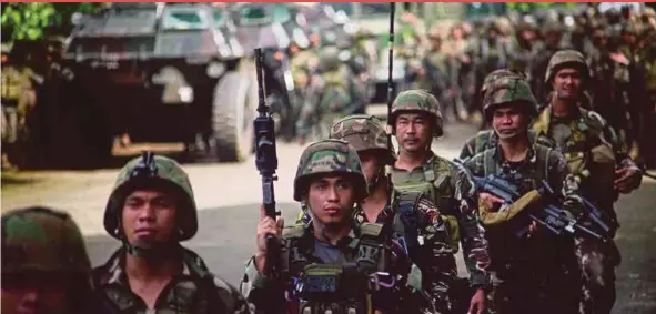  ?? EPA PIC ?? Filipino soldiers taking their position following reports of alleged fresh clashes between government troops and rebels in Marawi City, Mindanao Island, southern Philippine­s, yesterday.