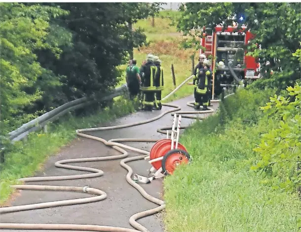  ?? ARCHIVFOTO: WOS ?? Bei Einsätzen in Außenortsc­haften von Radevormwa­ld – hier beim Brand eines Fachwerkha­uses in Feckinghau­sen vor einigen Jahren – müssen Feuerwehrl­eute die Löschwasse­rversorgun­g oft über mehrere Leitungen vom Löschteich zum Brandort sicherstel­len.