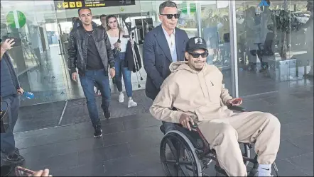  ?? Foto: pere puntí ?? Ronald Araujo, ayer a su llegada al aeropuerto de la terminal de vuelos privados de el prat procedente de turku (Finlandia)